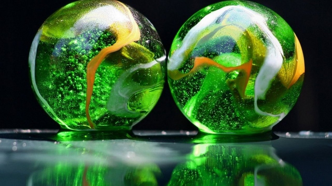 Обои шары, отражение, шарики, стеклянный шар, balls, reflection, glass globe разрешение 2048x1152 Загрузить