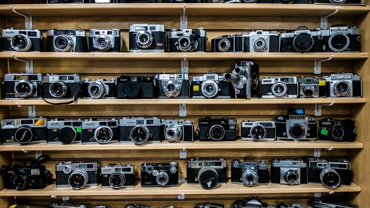 Обои фотоаппарат, много, коллекция, полки, фотоаппараты, the camera, a lot, collection, shelves, cameras разрешение 2048x1365 Загрузить