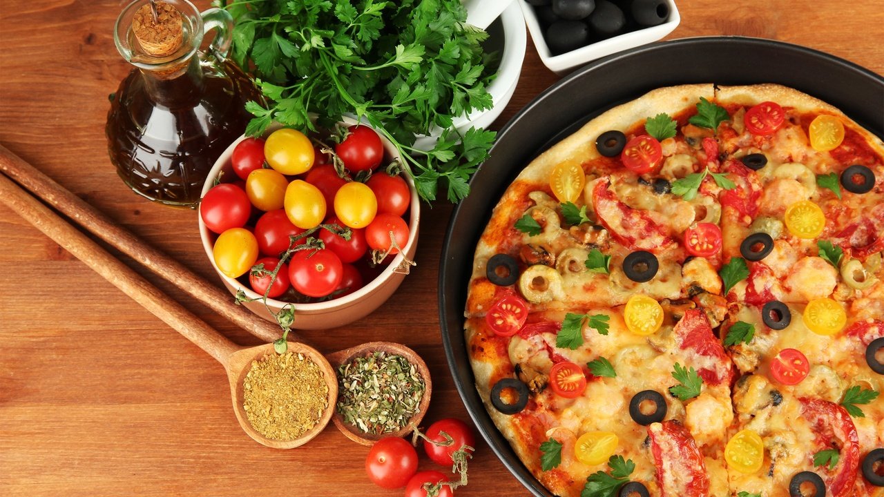 Обои сыр, помидоры, оливки, пицца, маслины, петрушка, специи, cheese, tomatoes, olives, pizza, parsley, spices разрешение 2560x1600 Загрузить
