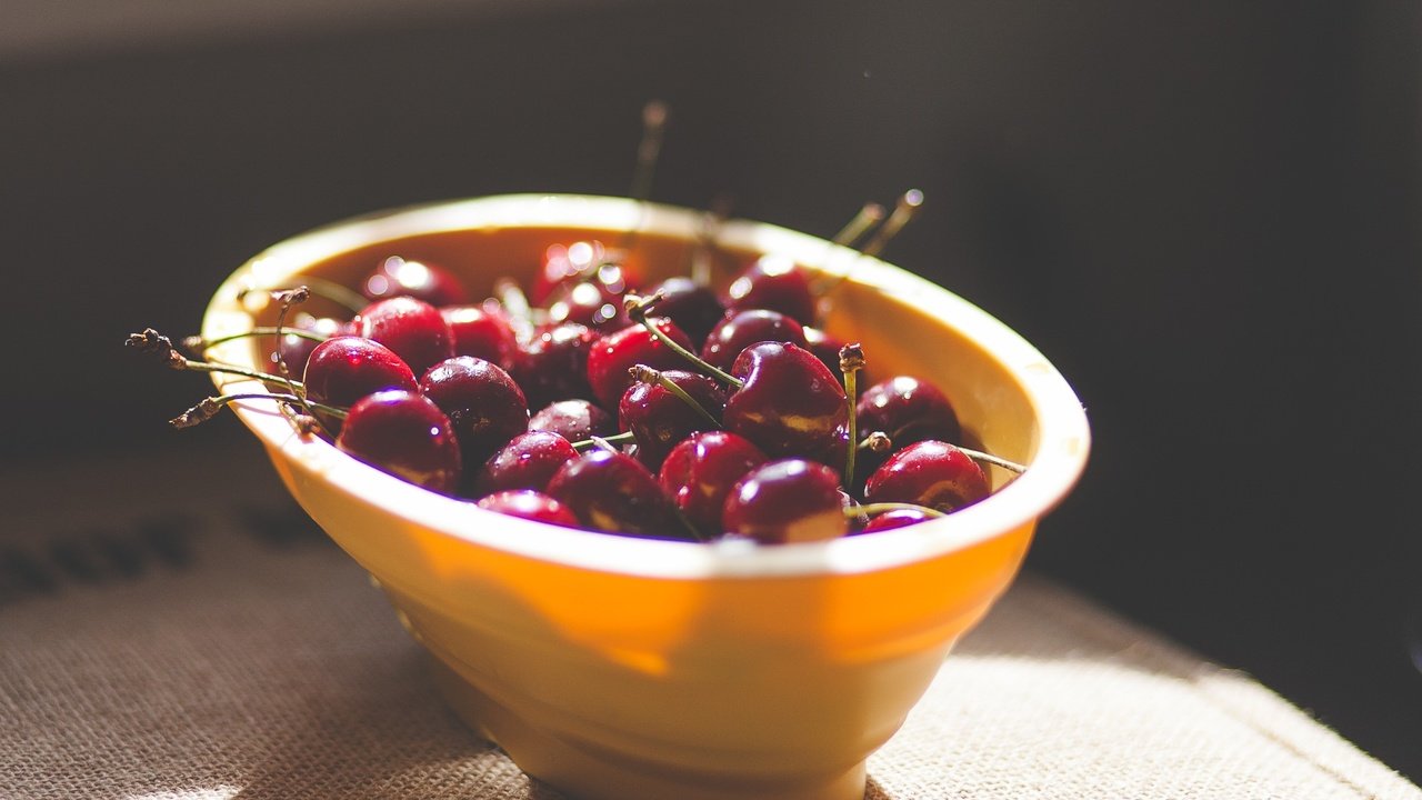 Обои черешня, ягоды, вишня, миска, солнечный свет, cherry, berries, bowl, sunlight разрешение 2523x1682 Загрузить