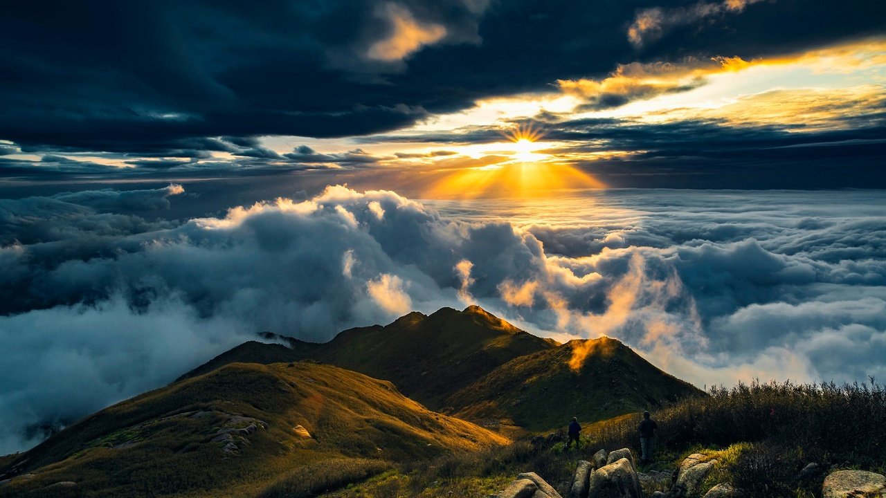 Обои облака, горы, восход, солнце, люди, солнечные лучи, clouds, mountains, sunrise, the sun, people, the sun's rays разрешение 2000x1333 Загрузить