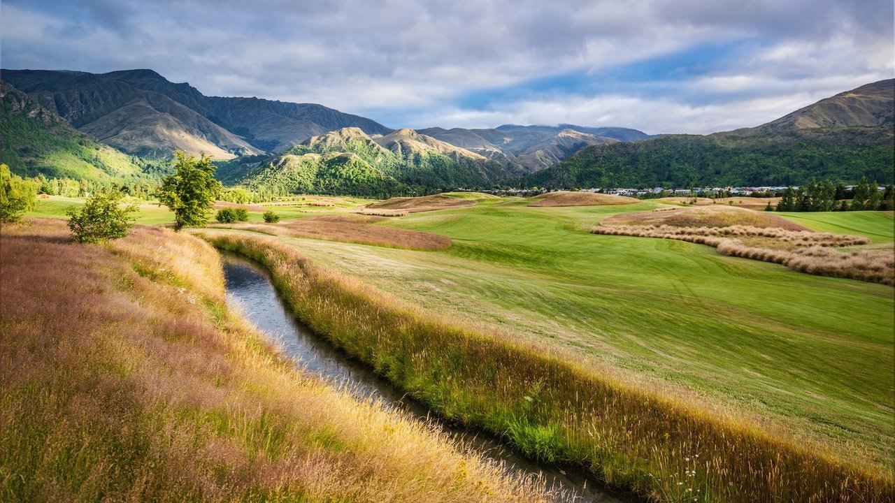 Обои небо, трава, облака, река, горы, холмы, природа, речка, the sky, grass, clouds, river, mountains, hills, nature разрешение 3000x1926 Загрузить