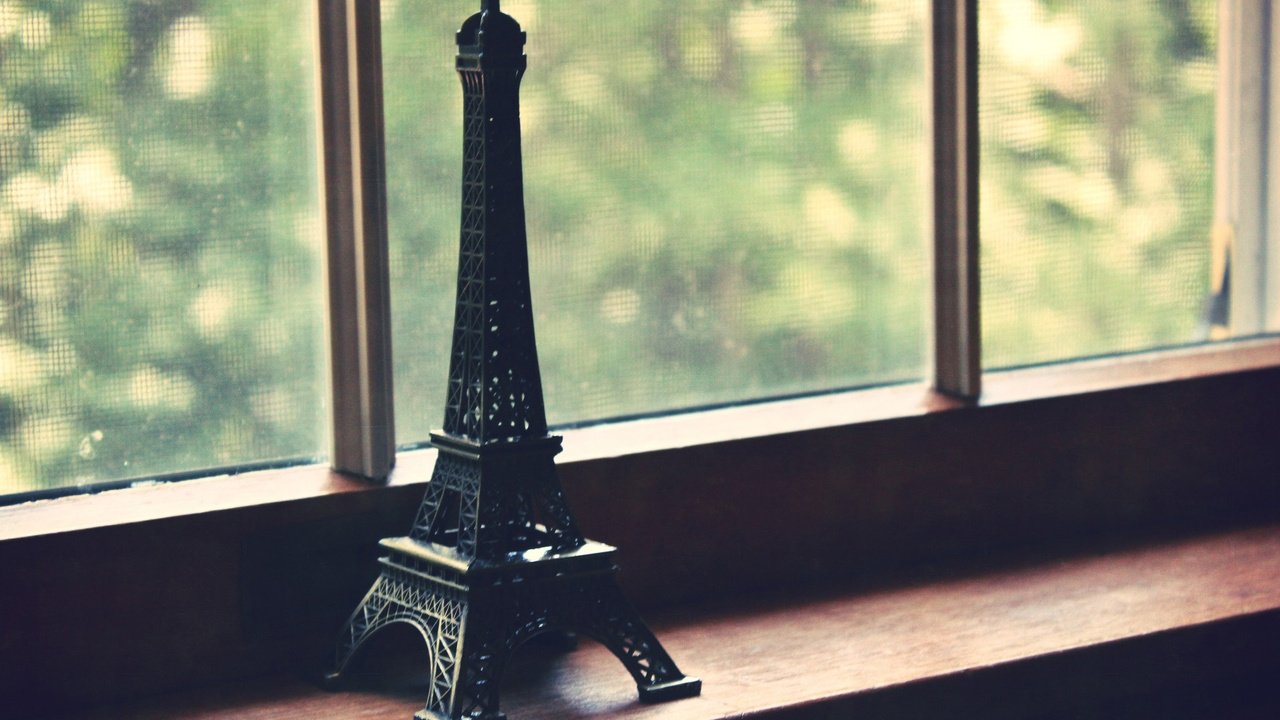 Обои статуэтка, окно, эйфелева башня, подоконник, сувенир, figurine, window, eiffel tower, sill, souvenir разрешение 1920x1200 Загрузить