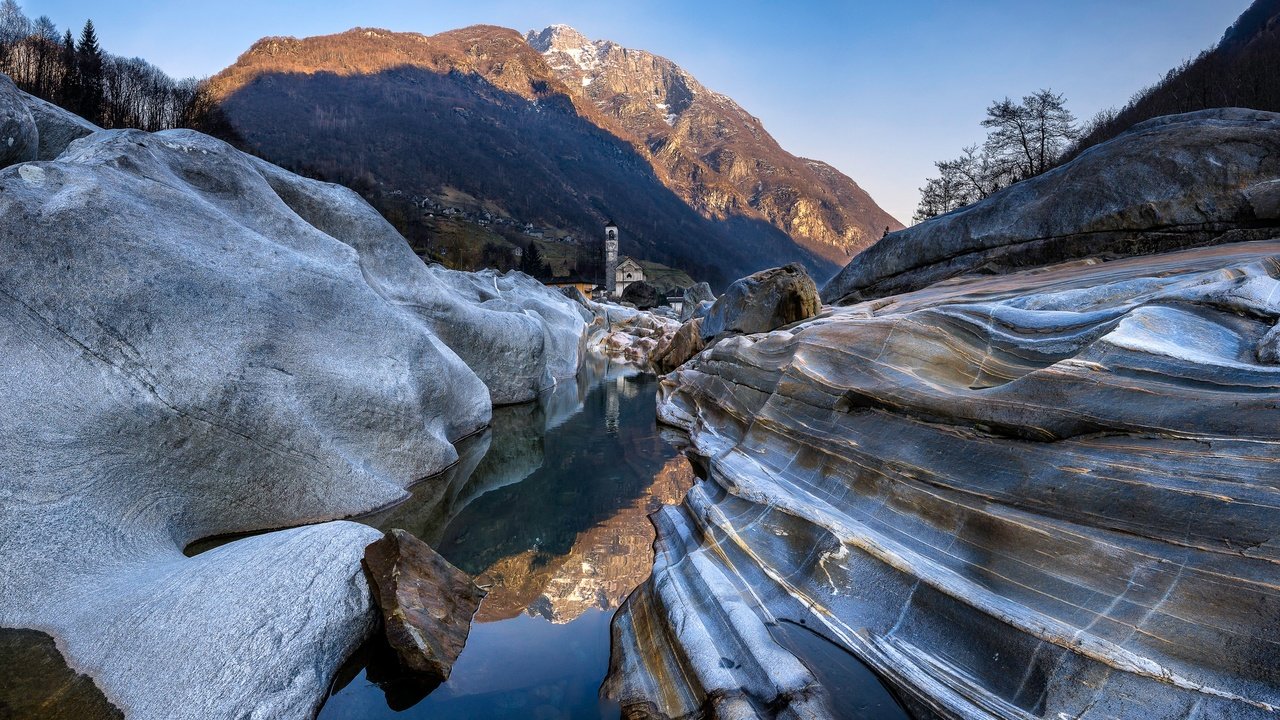 Обои озеро, тичино, горы, лавертеццо, скалы, verzasca river, швейцария, скалы-, башня, церковь, долина верзаска, verzasca valley, река верзаска, the verzasca river, lake, ticino, mountains, lavertezzo, rocks, switzerland, tower, church, valley verzasca разрешение 2048x1173 Загрузить