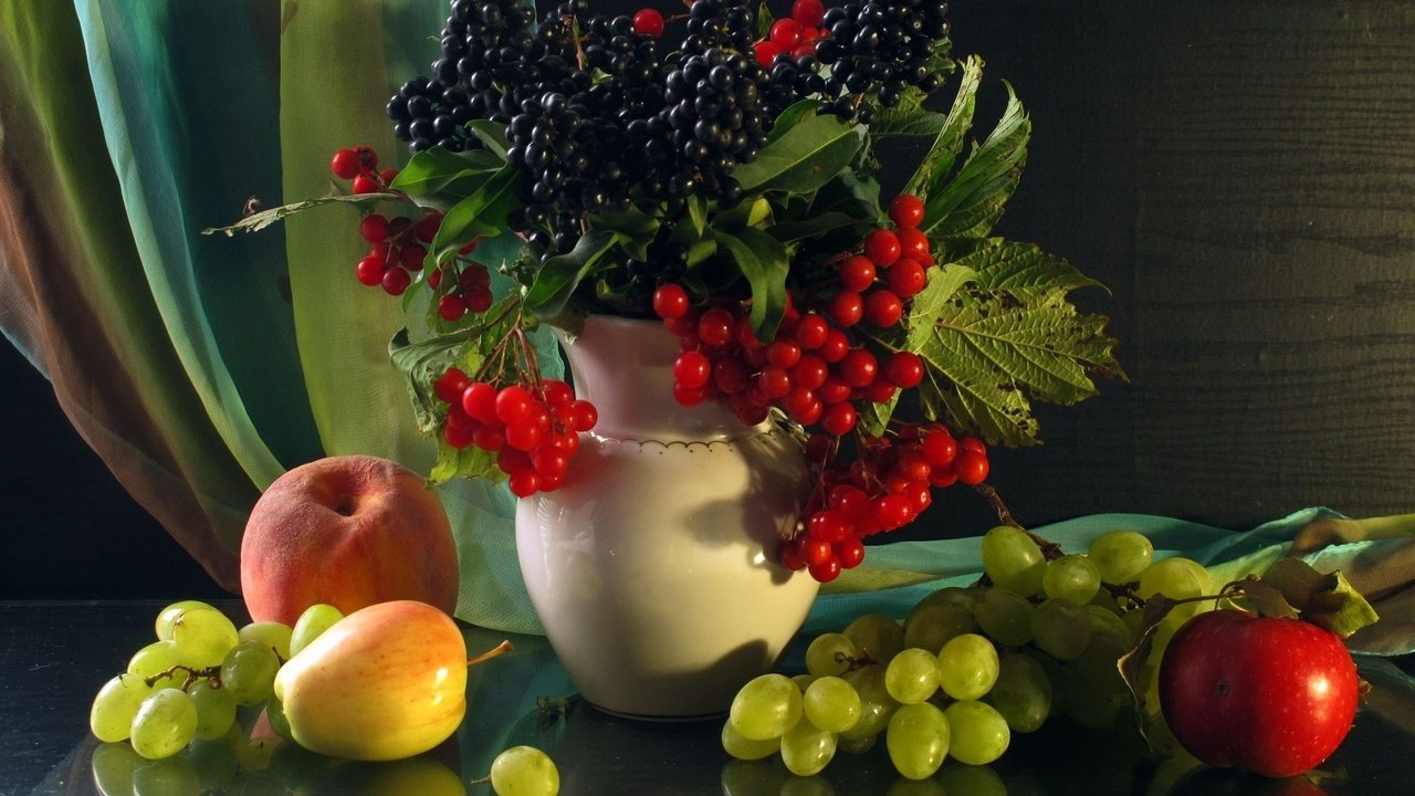 Обои натюрморт, виноград, калина, фрукты, яблоки, букет, ягоды, черника, ваза, персик, still life, grapes, kalina, fruit, apples, bouquet, berries, blueberries, vase, peach разрешение 2560x1920 Загрузить
