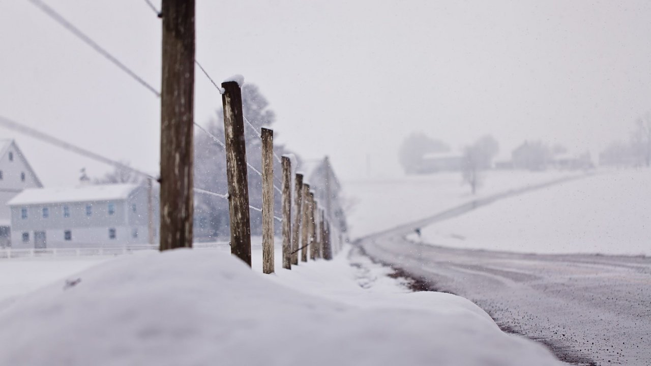 Обои дорога, снег, зима, макро, забор, road, snow, winter, macro, the fence разрешение 1920x1200 Загрузить