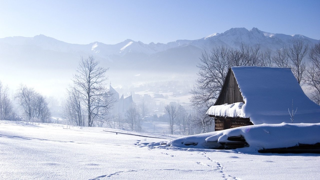 Обои деревья, горы, снег, зима, пейзаж, дом, следы, trees, mountains, snow, winter, landscape, house, traces разрешение 2512x1670 Загрузить