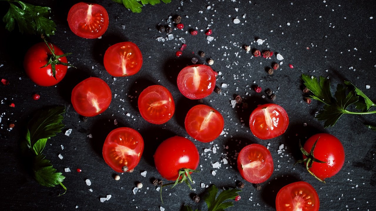 Обои черный фон, овощи, помидоры, петрушка, специи, черри, black background, vegetables, tomatoes, parsley, spices, cherry разрешение 4752x3168 Загрузить