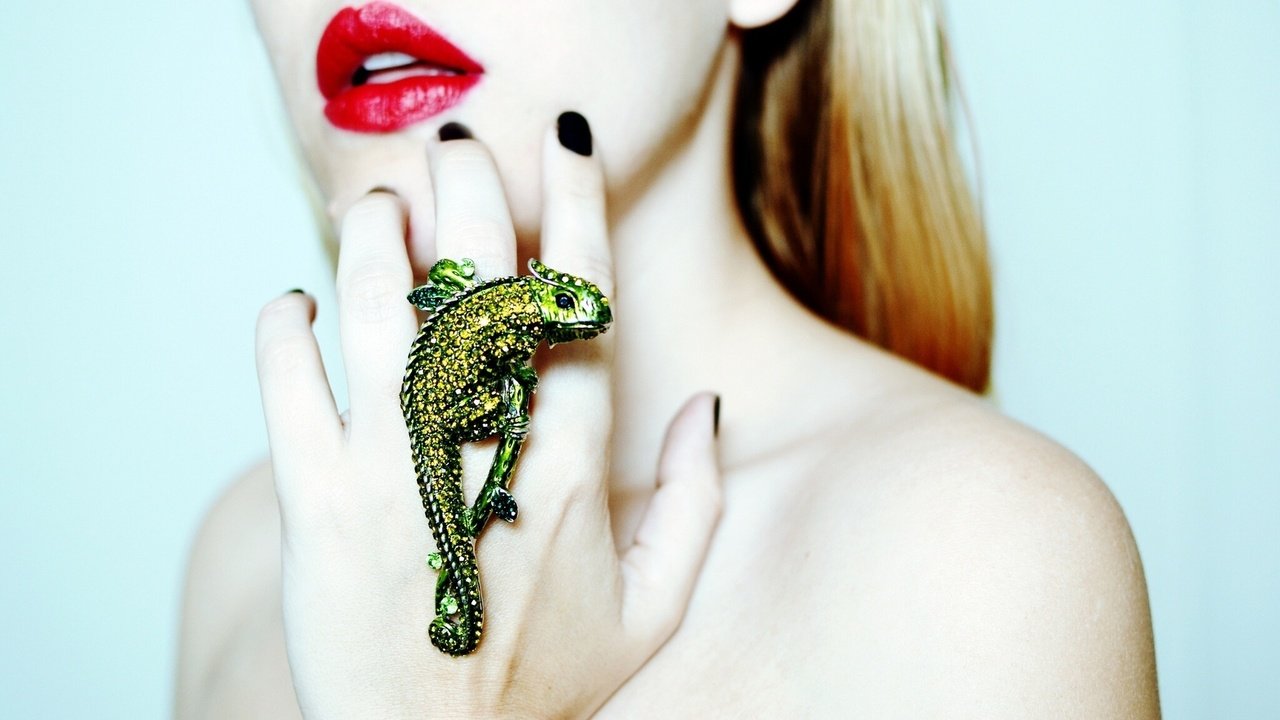 Обои рука, девушка, ящерица, кольцо, губы, хамелеон, перстень, красная помада, голые плечи, bare shoulders, hand, girl, lizard, ring, lips, chameleon, red lipstick разрешение 1920x1200 Загрузить