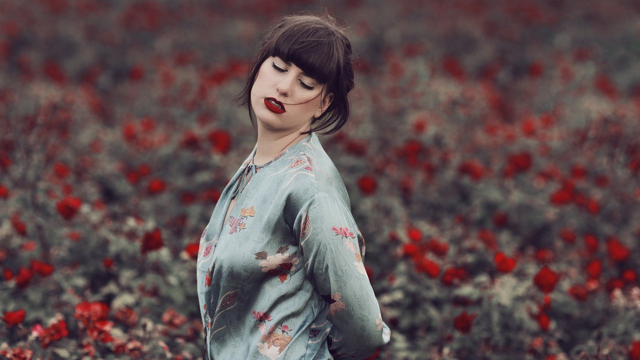 Обои цветы, девушка, волосы, губы, лицо, закрытые глаза, mara saiz, flowers, girl, hair, lips, face, closed eyes разрешение 2048x1365 Загрузить