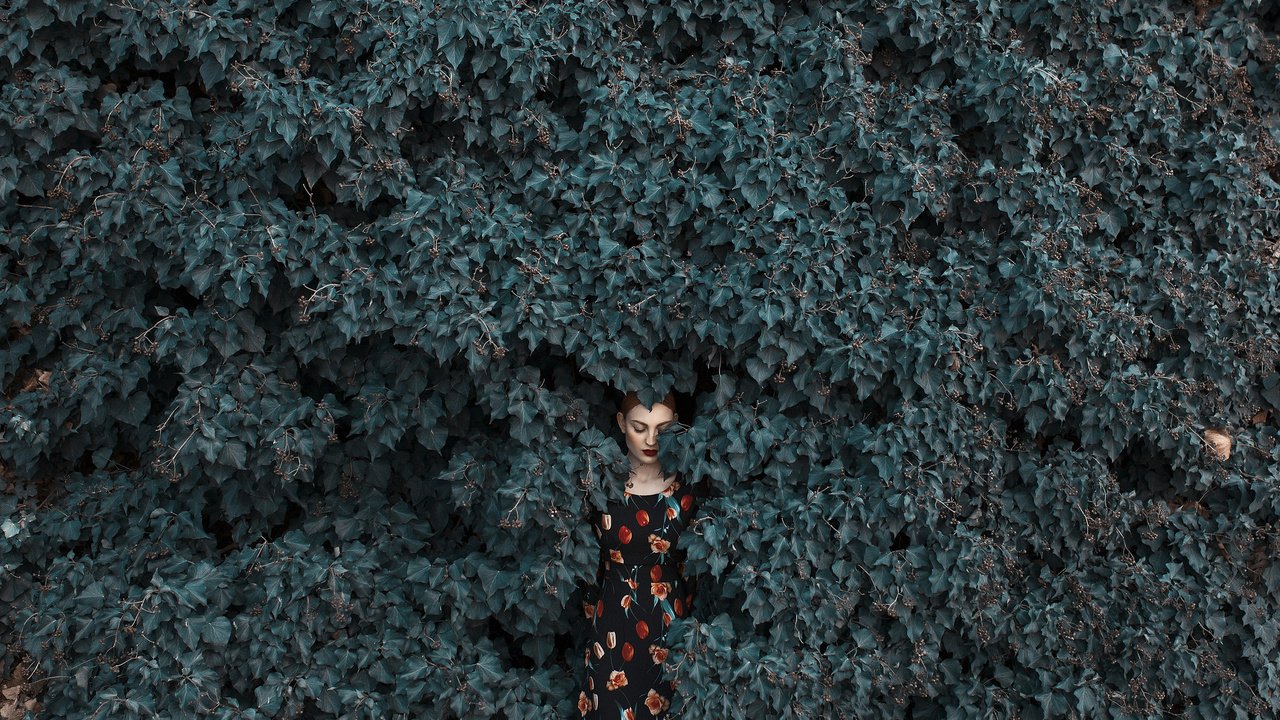 Обои листья, девушка, платье, рыжая, mara saiz, leaves, girl, dress, red разрешение 2048x1365 Загрузить