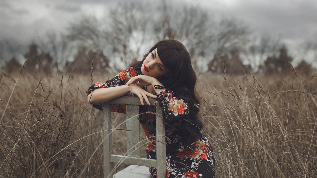 Обои природа, девушка, взгляд, стул, волосы, лицо, сидя, mara saiz, nature, girl, look, chair, hair, face, sitting разрешение 2048x1365 Загрузить