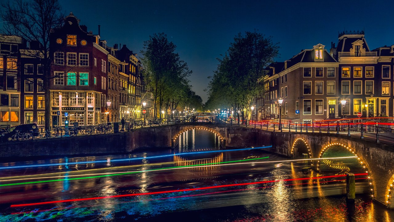 Обои ночь, вода, город, нидерланды, амстердам, голландия, andreas binder, night, water, the city, netherlands, amsterdam, holland разрешение 5655x3770 Загрузить