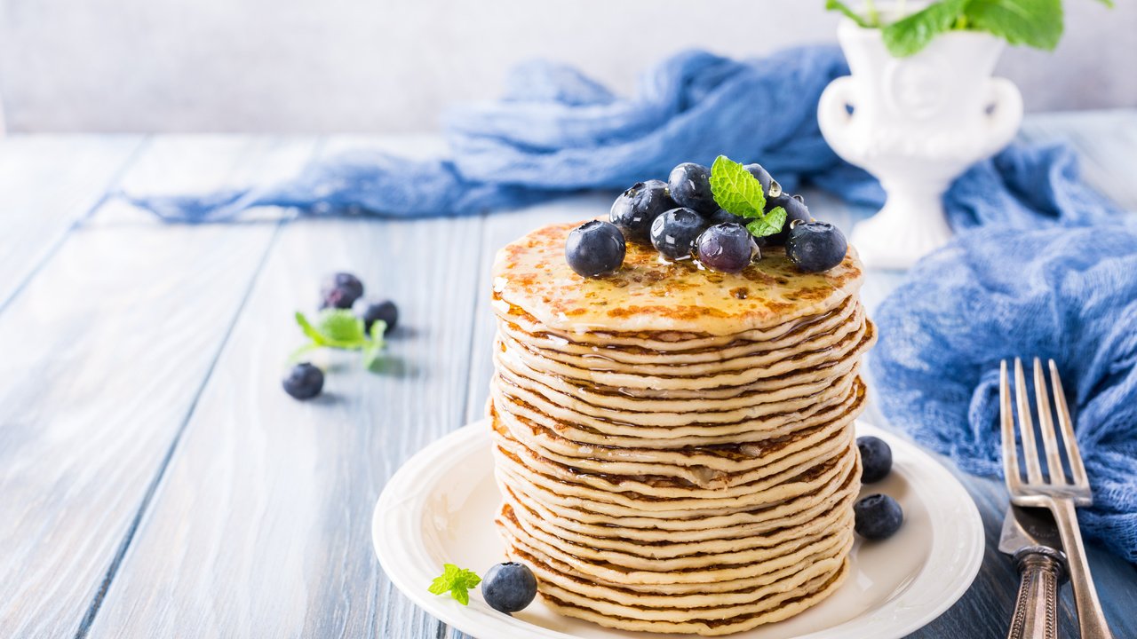 Обои черника, завтрак, мед, блины, blueberries, breakfast, honey, pancakes разрешение 5626x3751 Загрузить