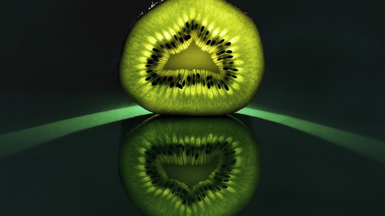 Обои отражение, фрукты, киви, reflection, fruit, kiwi разрешение 1920x1440 Загрузить