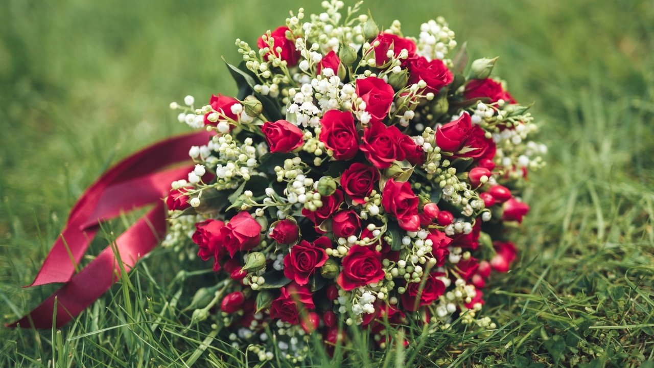 Обои цветы, трава, розы, букет, свадебный букет, flowers, grass, roses, bouquet, wedding bouquet разрешение 1920x1200 Загрузить