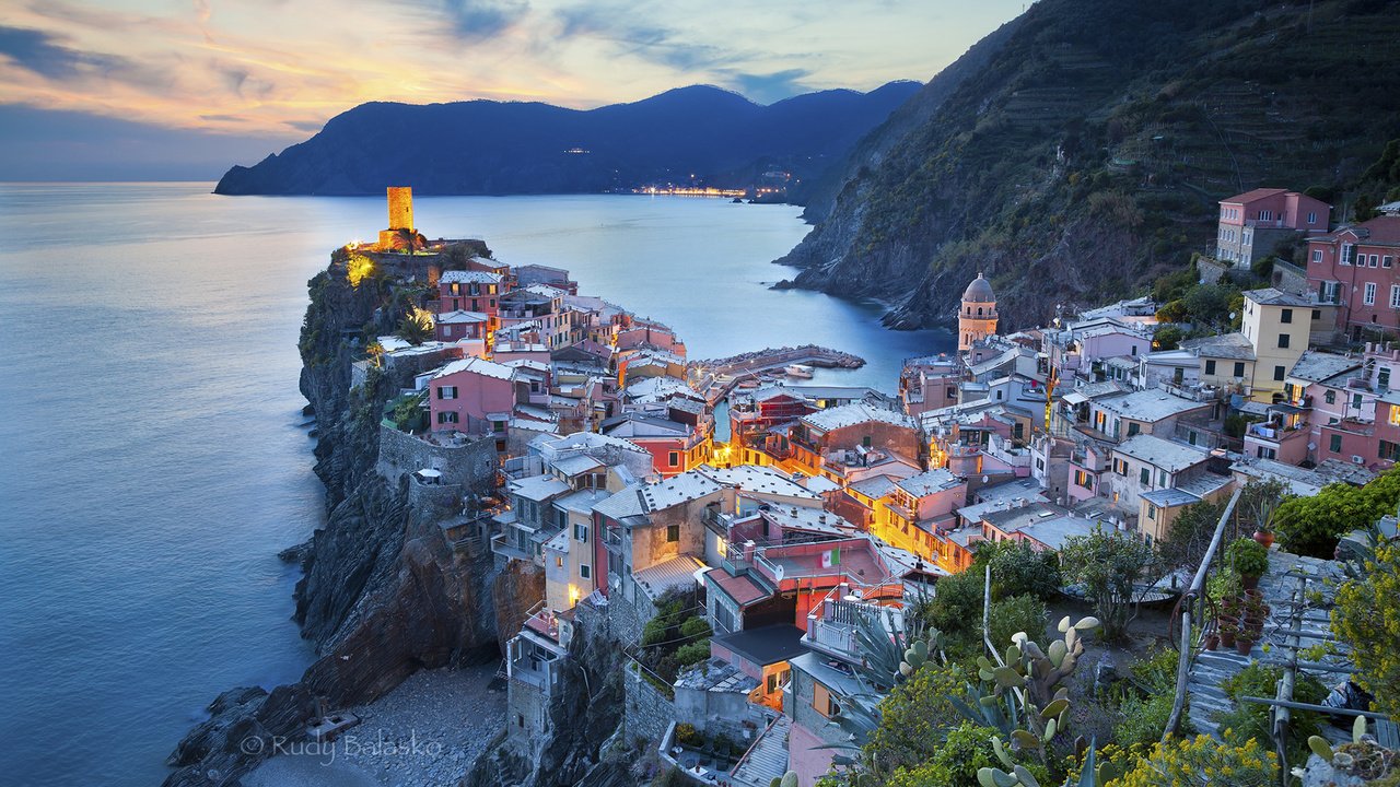 Обои скала, город, побережье, италия, чинкве-терре, вернацца, rock, the city, coast, italy, cinque terre, vernazza разрешение 1920x1200 Загрузить