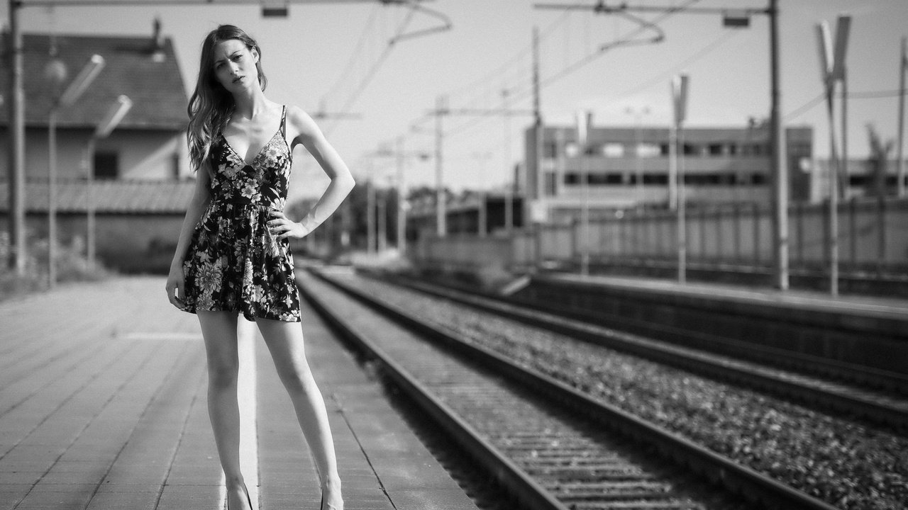 Обои платье, чёрно-белое, модель, ножки, лицо, вокзал, erika, dress, black and white, model, legs, face, station разрешение 3000x2000 Загрузить