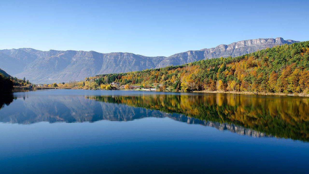 Обои небо, деревья, озеро, горы, лес, отражение, the sky, trees, lake, mountains, forest, reflection разрешение 3840x2400 Загрузить