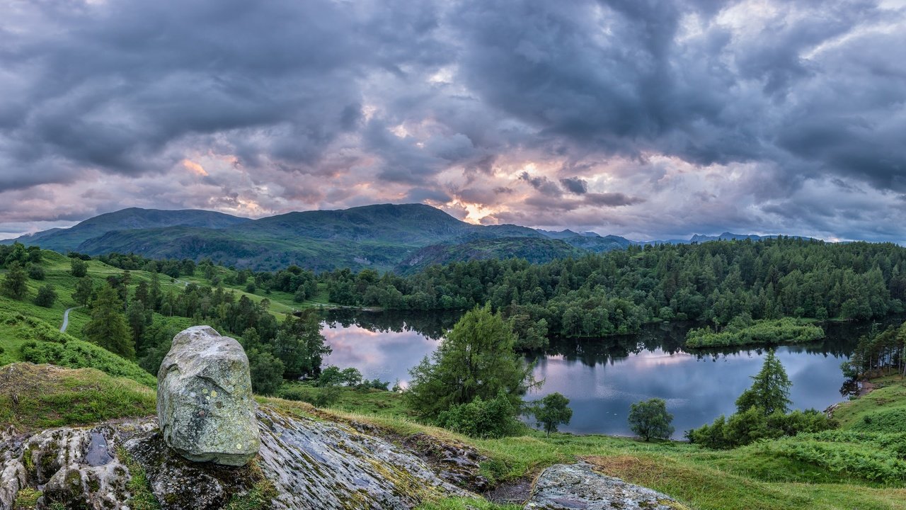 Обои озеро, tarn hows, горы, лес, панорама, англия, камень, озёрный край, lake district national park, камбрия, cumbria, lake, mountains, forest, panorama, england, stone, the lake district разрешение 2048x1152 Загрузить