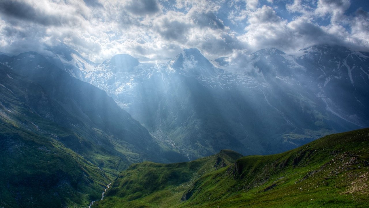 Обои небо, трава, облака, горы, холмы, долина, the sky, grass, clouds, mountains, hills, valley разрешение 2000x1125 Загрузить