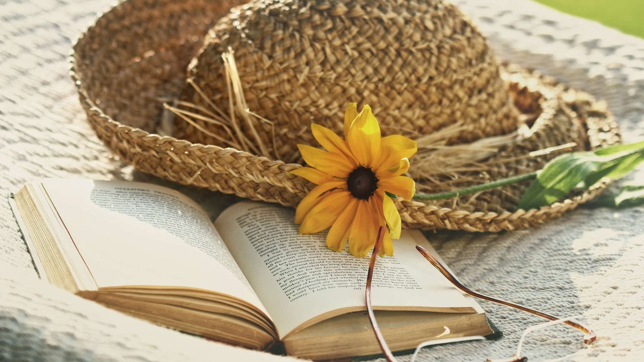 Обои цветок, лето, очки, книга, шляпа, sandra cunningham, flower, summer, glasses, book, hat разрешение 1920x1200 Загрузить