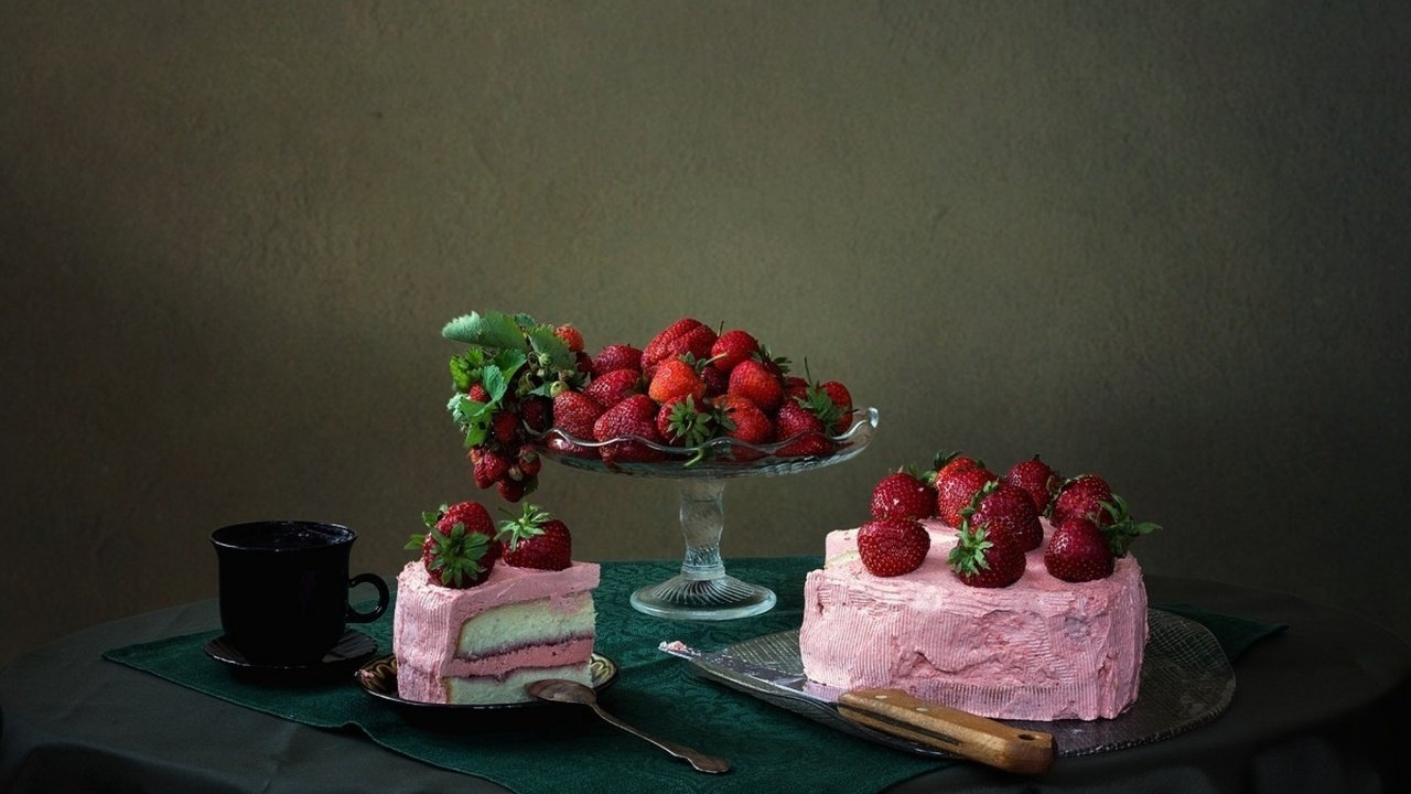 Обои цветы, клубника, торт, натюрморт, flowers, strawberry, cake, still life разрешение 1920x1080 Загрузить