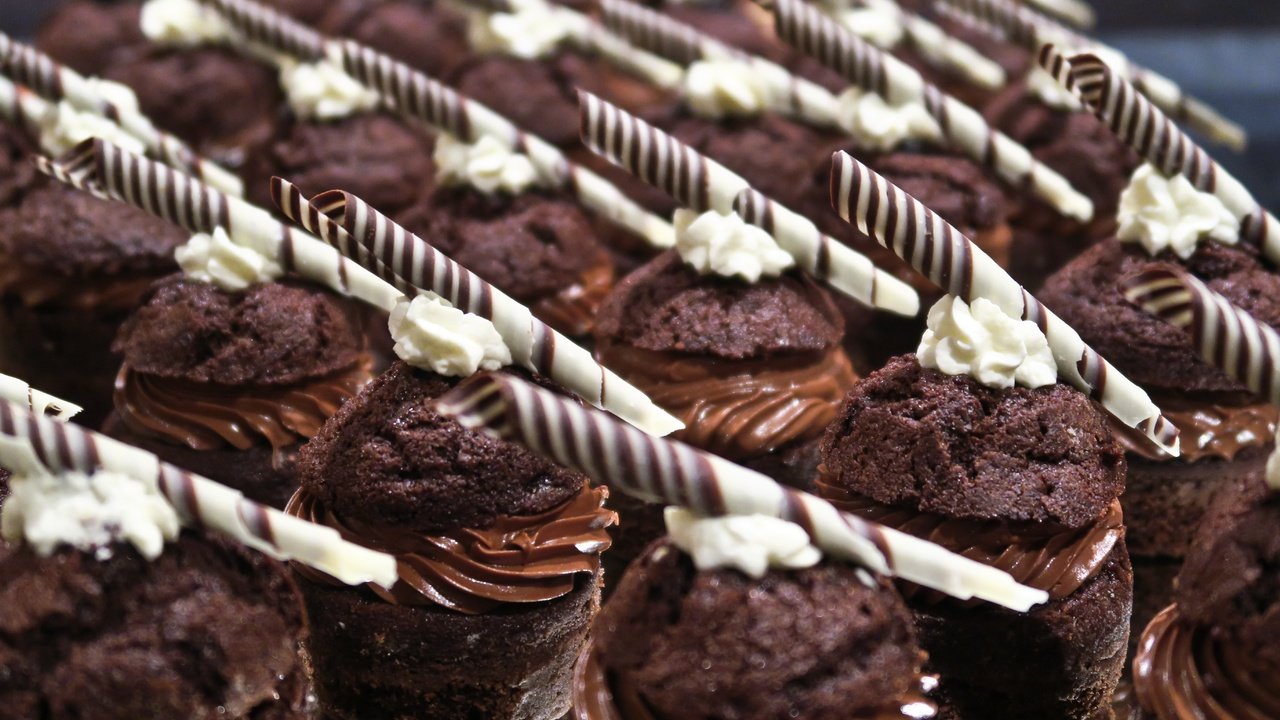 Обои шоколад, выпечка, десерт, пирожное, кексы, крем, chocolate, cakes, dessert, cake, cupcakes, cream разрешение 5472x3648 Загрузить