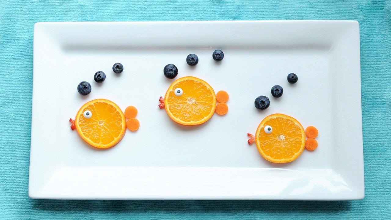 Обои еда, фрукты, рыбки, ягоды, апельсин, тарелка, голубика, food, fruit, fish, berries, orange, plate, blueberries разрешение 2048x1153 Загрузить