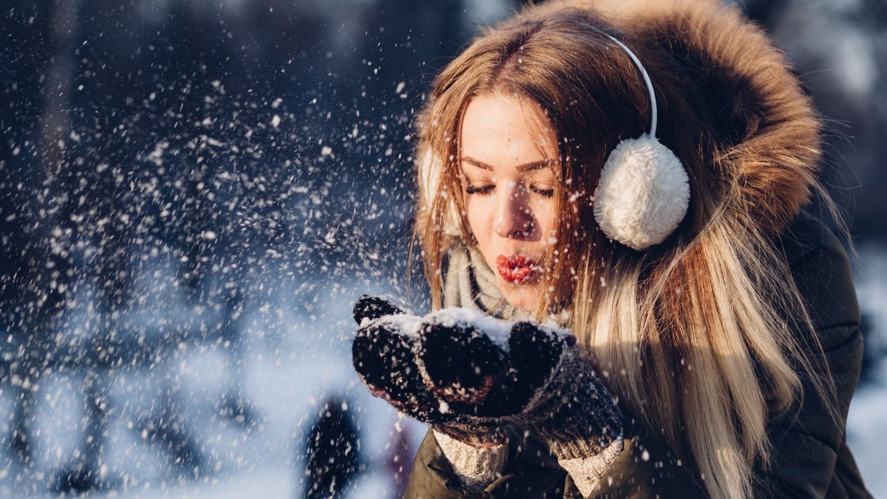 Обои снег, зима, девушка, взгляд, волосы, лицо, мех, snow, winter, girl, look, hair, face, fur разрешение 3840x2160 Загрузить