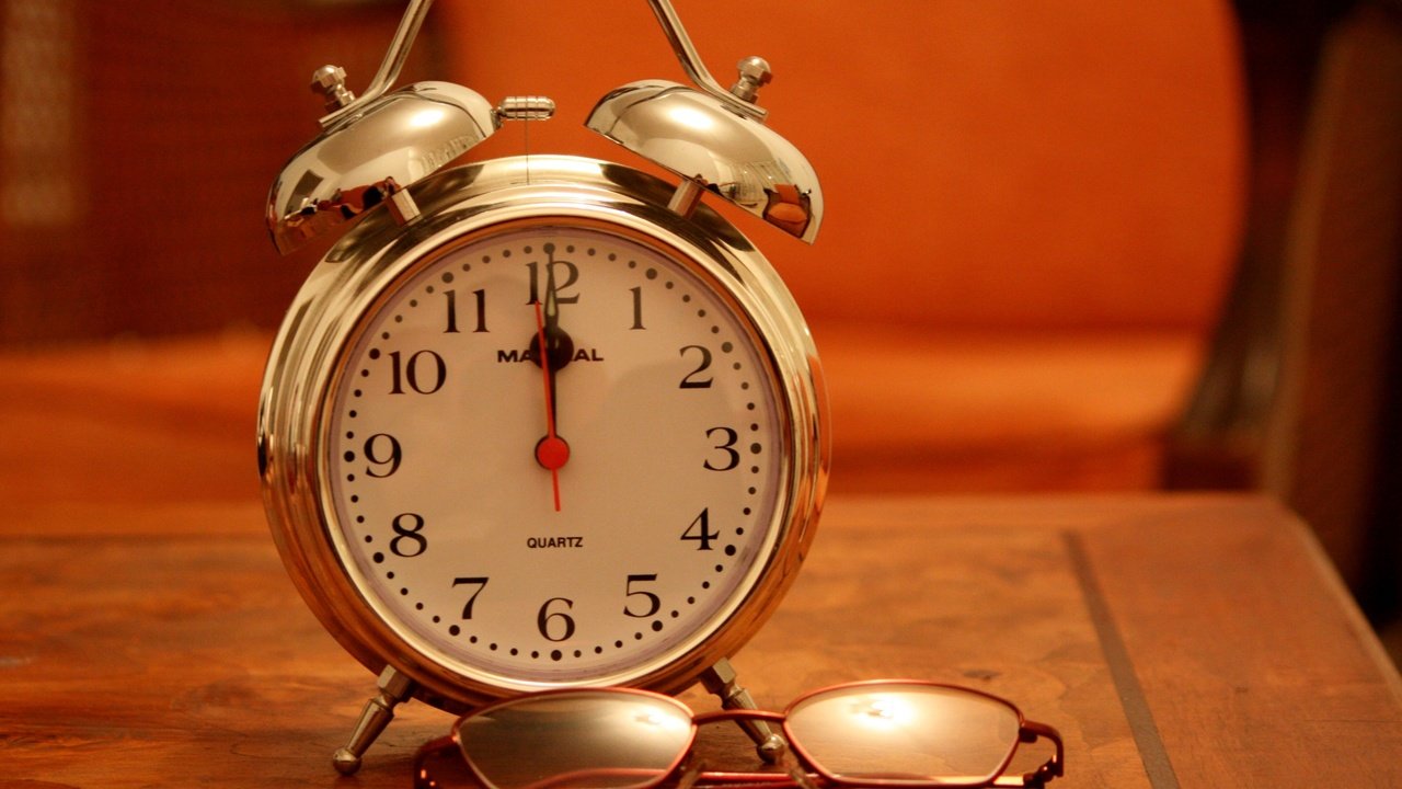 Обои очки, часы, время, стрелки, будильник, glasses, watch, time, arrows, alarm clock разрешение 3794x2572 Загрузить
