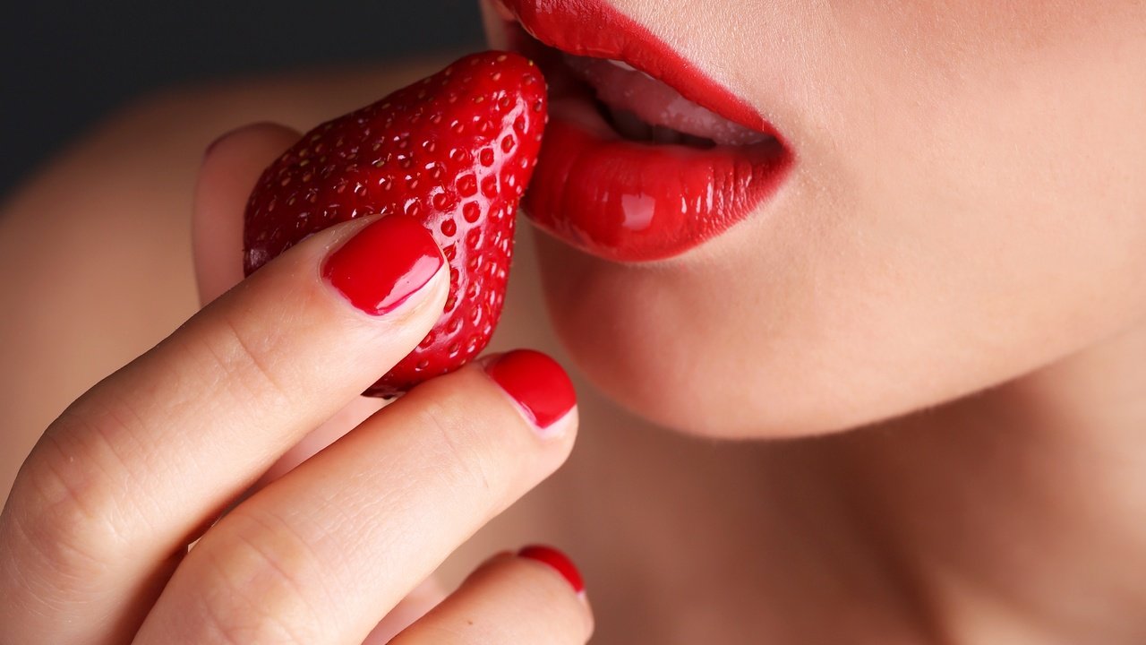 Обои девушка, клубника, губы, лицо, макияж, маникюр, girl, strawberry, lips, face, makeup, manicure разрешение 3840x2567 Загрузить