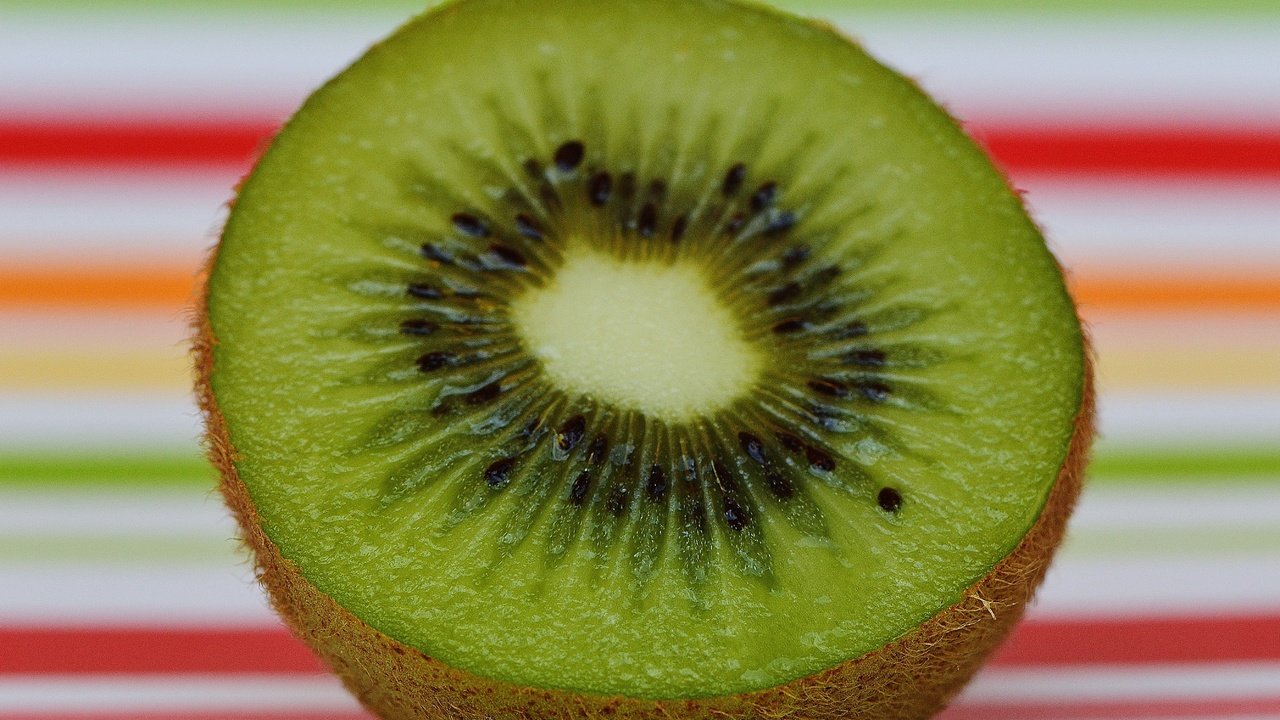 Обои фрукт, киви, крупным планом, половинка, fruit, kiwi, closeup, half разрешение 5350x3852 Загрузить