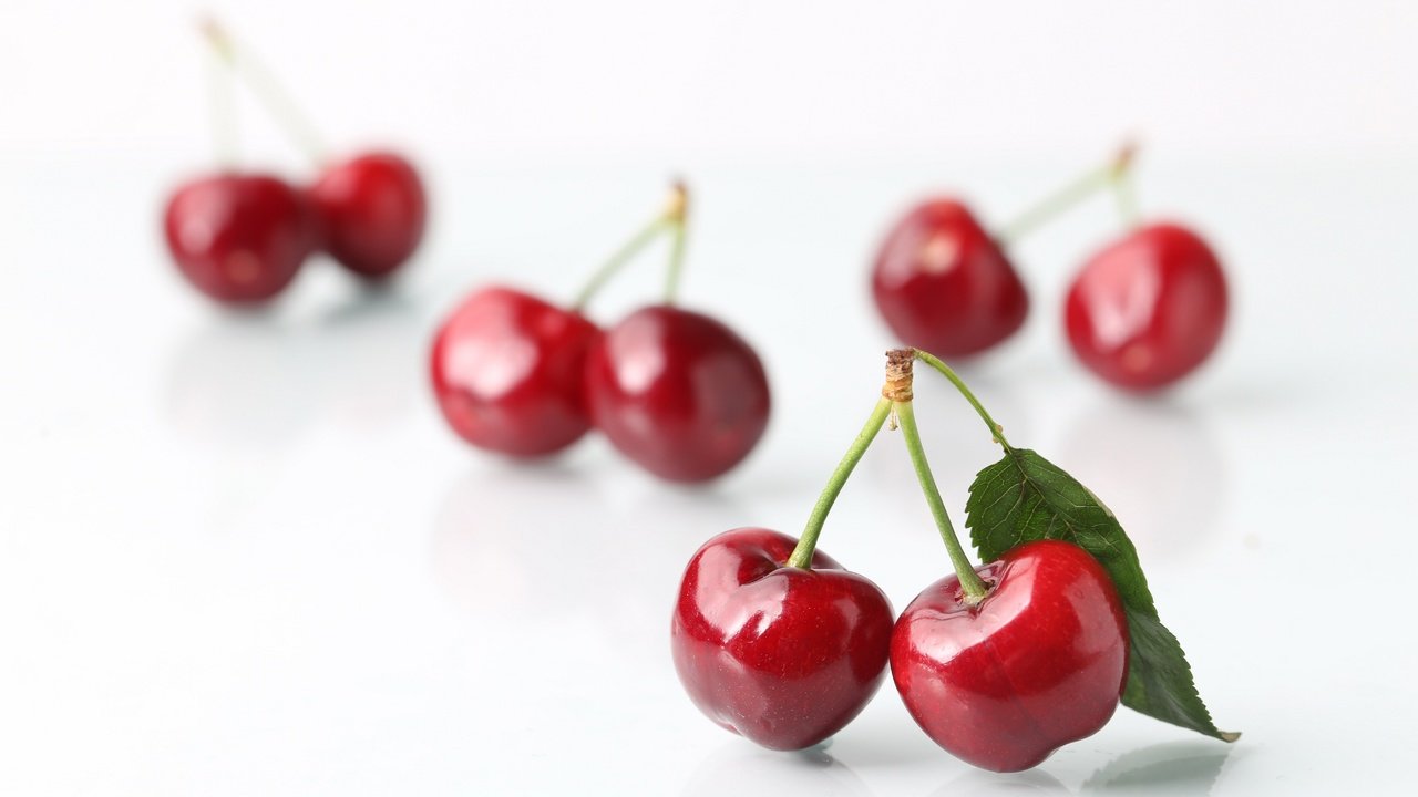 Обои черешня, ягоды, белый фон, вишня, cherry, berries, white background разрешение 5363x3575 Загрузить