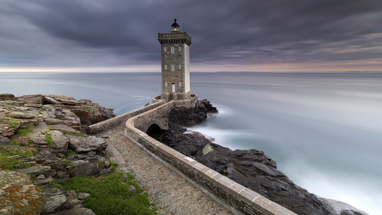 Обои небо, берег, море, маяк, горизонт, франция, kermorvan, the sky, shore, sea, lighthouse, horizon, france разрешение 1920x1173 Загрузить