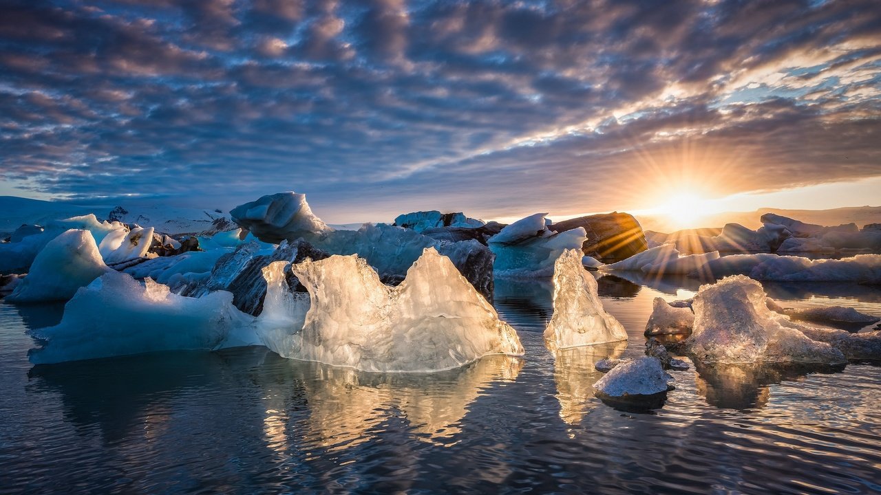 Обои небо, облака, вода, солнце, лучи, лёд, исландия, jokulsarlon, glacier lagoon, the sky, clouds, water, the sun, rays, ice, iceland разрешение 2048x1183 Загрузить