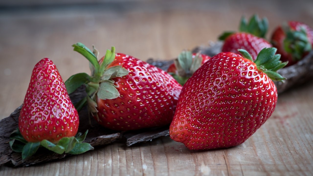 Обои макро, клубника, стол, ягоды, деревянная поверхность, macro, strawberry, table, berries, wooden surface разрешение 4000x2250 Загрузить