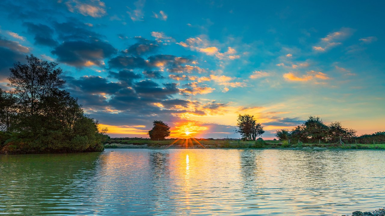 Обои небо, облака, деревья, вода, озеро, закат, солнечные лучи, the sky, clouds, trees, water, lake, sunset, the sun's rays разрешение 3095x2000 Загрузить