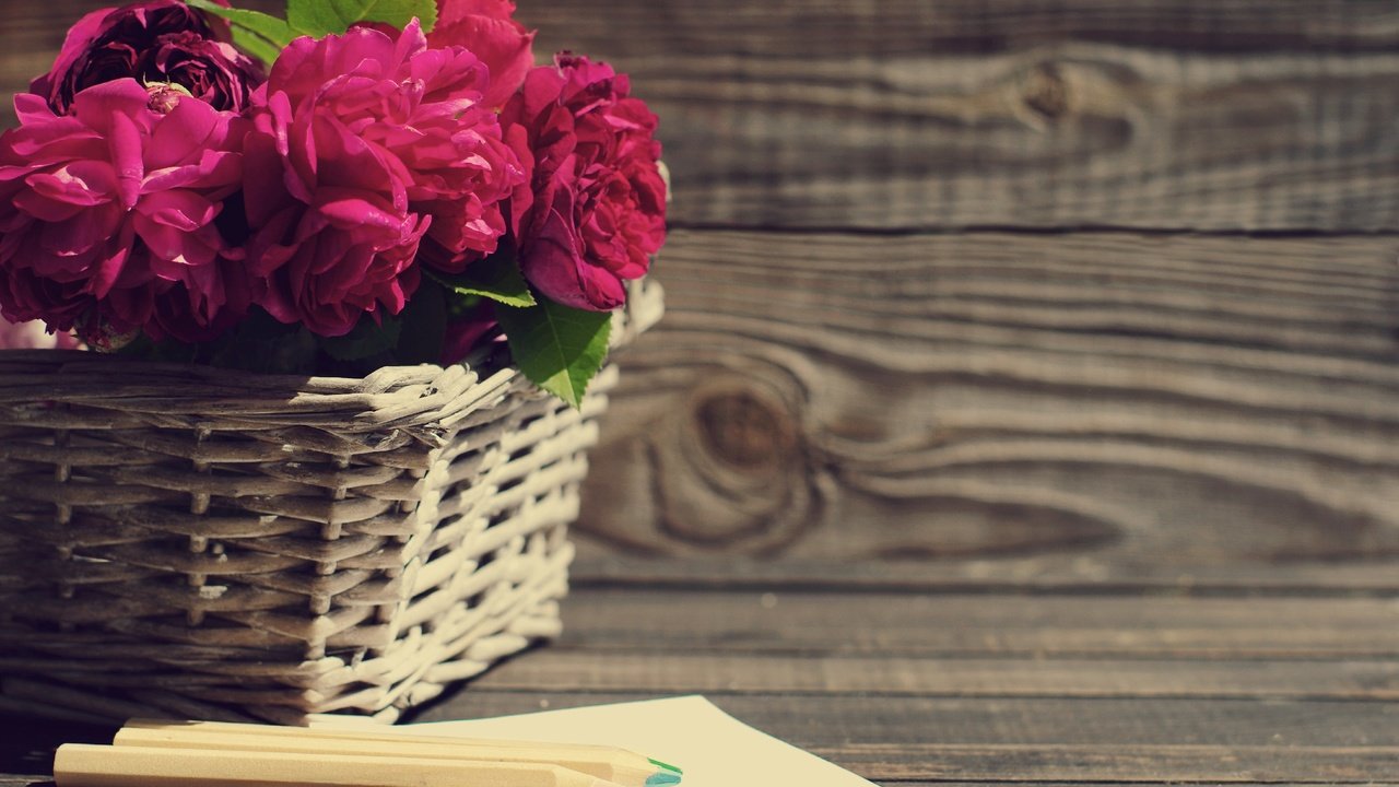 Обои цветы, розы, карандаши, букет, корзинка, композиция, деревянная поверхность, flowers, roses, pencils, bouquet, basket, composition, wooden surface разрешение 2847x1920 Загрузить