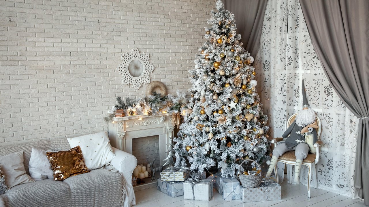 Обои рождество, новый год, диван, елка, гном, интерьер, шторы, стена, подарки, игрушки, камин, christmas, new year, sofa, tree, dwarf, interior, curtains, wall, gifts, toys, fireplace разрешение 4500x3000 Загрузить