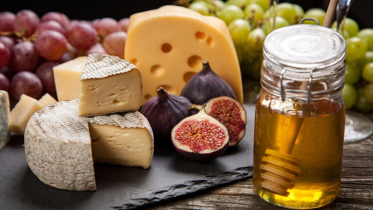 Обои виноград, сыр, мед, инжир, grapes, cheese, honey, figs разрешение 1920x1200 Загрузить