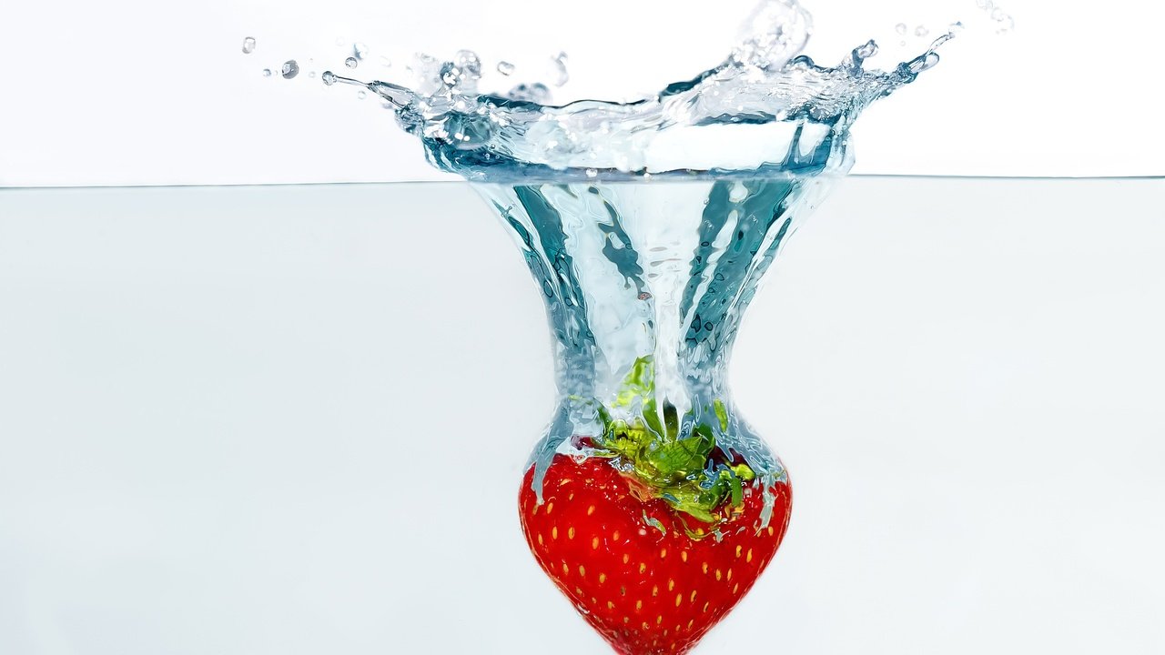 Обои вода, капли, ягода, клубника, брызги, всплеск, water, drops, berry, strawberry, squirt, splash разрешение 2500x1667 Загрузить