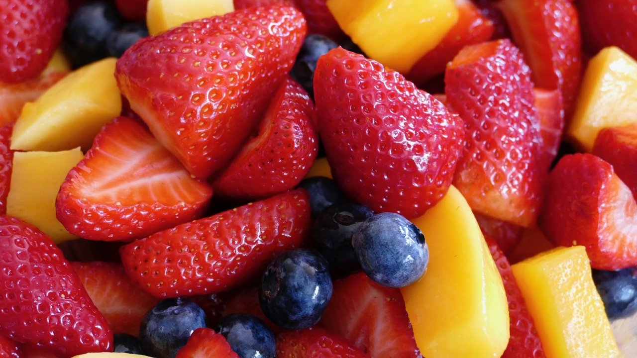 Обои фрукты, клубника, ягоды, черника, манго, фруктовый салат, fruit, strawberry, berries, blueberries, mango, fruit salad разрешение 2880x1920 Загрузить