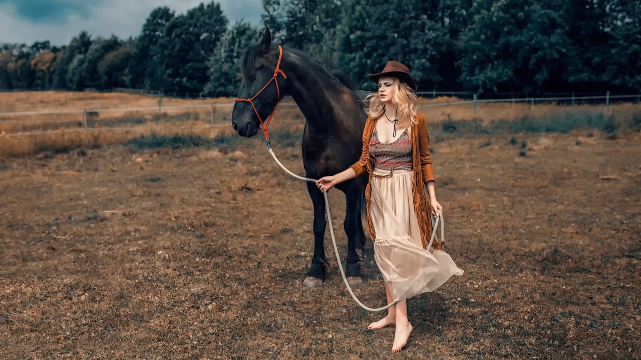 Обои лошадь, деревья, девушка, шляпа, босиком, дамиан piórko, navajo county, horse, trees, girl, hat, barefoot, damian piórko разрешение 2000x1125 Загрузить