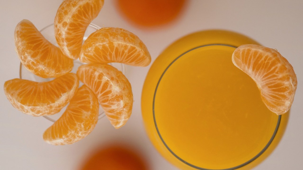 Обои фрукты, стакан, мандарин, цитрусы, долька, сок, fruit, glass, mandarin, citrus, slice, juice разрешение 2048x1403 Загрузить