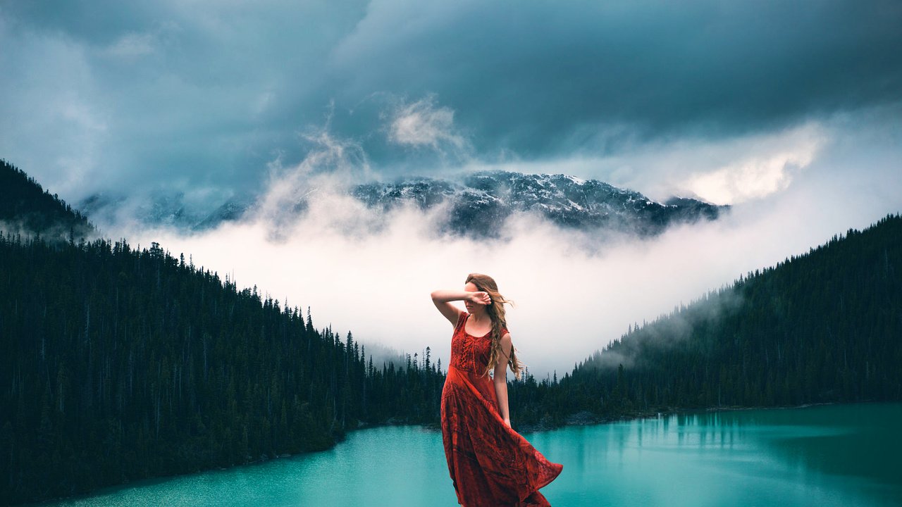 Обои облака, lizzy gadd, озеро, лес, девушка, платье, туман, гора, модель, clouds, lake, forest, girl, dress, fog, mountain, model разрешение 2000x1334 Загрузить