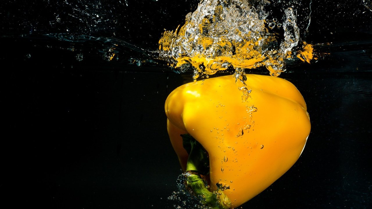 Обои вода, желтый, капли, черный фон, овощи, перец, сладкий, yellow bell pepper, water, yellow, drops, black background, vegetables, pepper, sweet разрешение 1920x1200 Загрузить