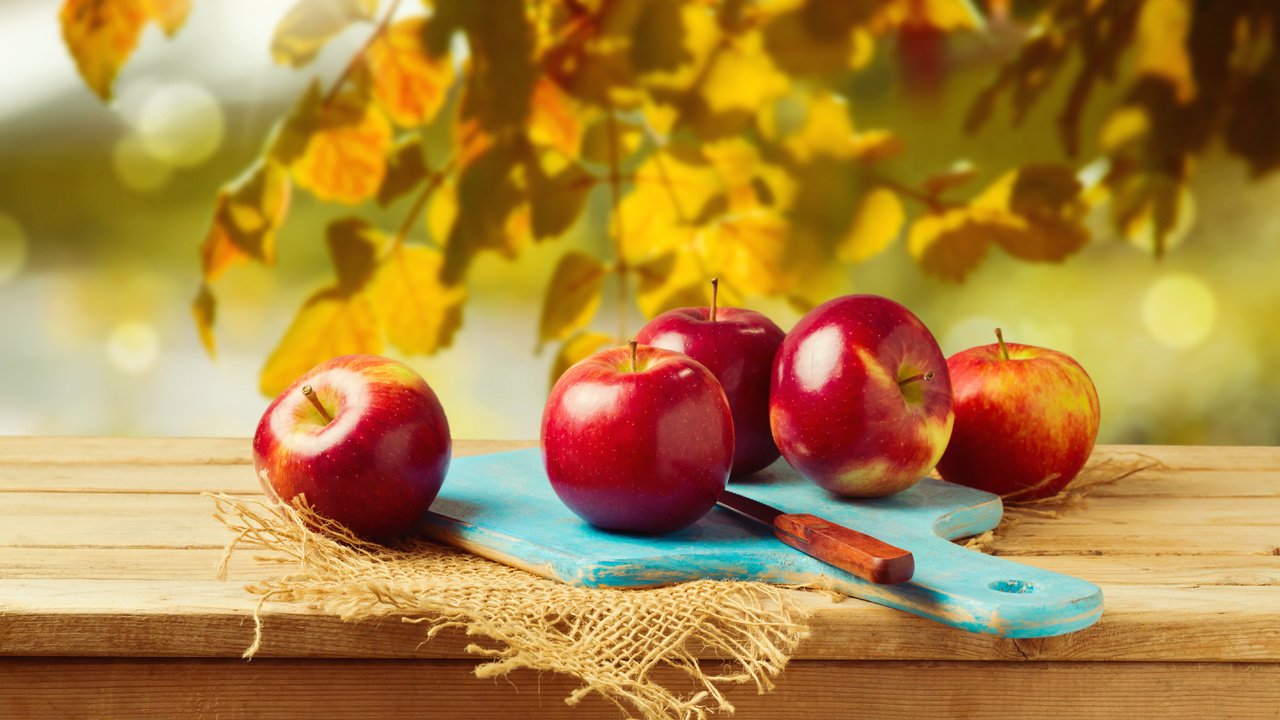 Обои листья, доска, фрукты, яблоки, осень, плоды, нож, leaves, board, fruit, apples, autumn, knife разрешение 5677x3785 Загрузить