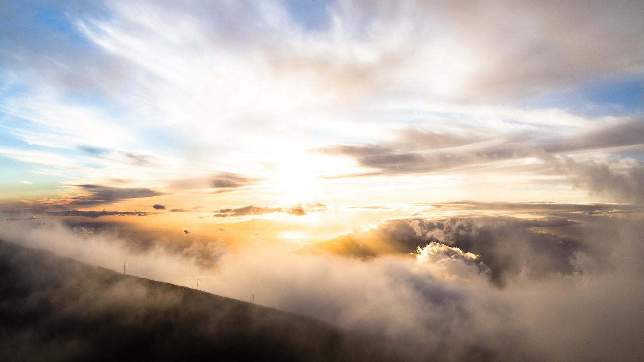 Обои облака, солнце, природа, утро, туман, горизонт, гора, clouds, the sun, nature, morning, fog, horizon, mountain разрешение 4902x2669 Загрузить