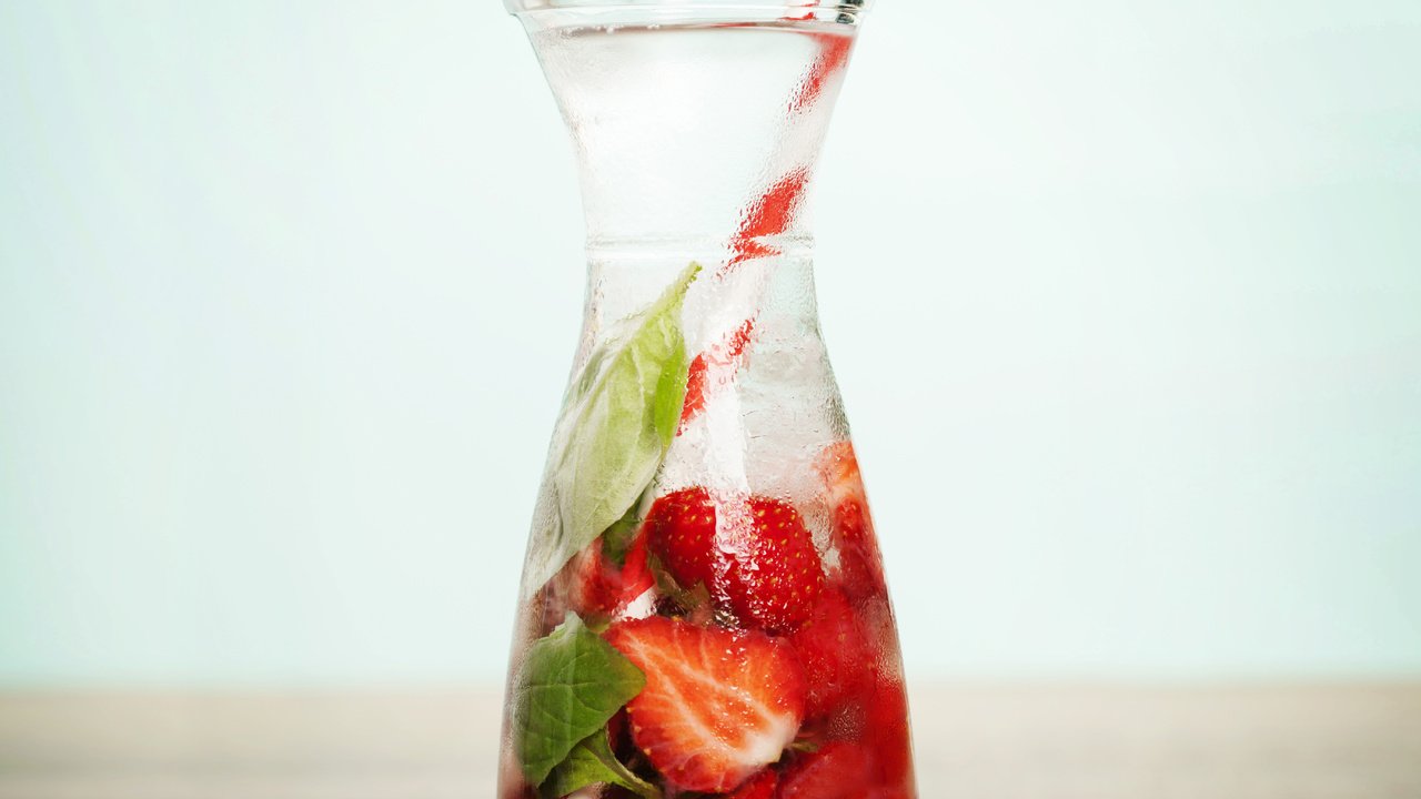 Обои напиток, клубника, лёд, бутылка, трубочка, drink, strawberry, ice, bottle, tube разрешение 5519x5519 Загрузить